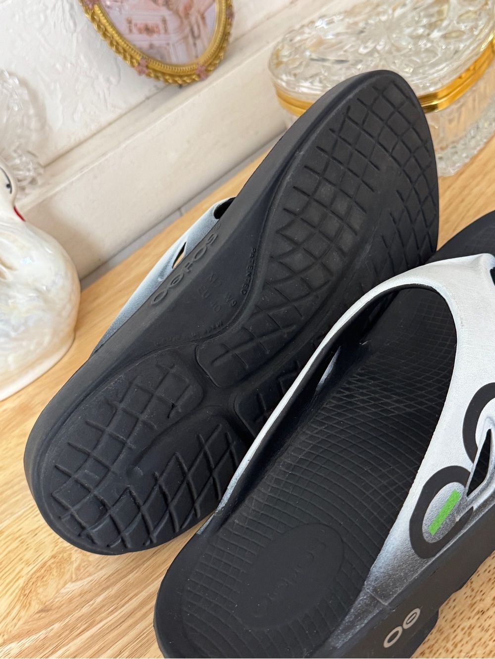 Super comfortable OOFOS black and white recovery flip flops 🖤🤍 Size EU40 W-9 M-7 - Picture 11 of 15